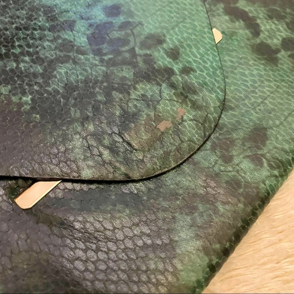 Envelope Snakeskin Clutch Green BCBGMAXAZRIA - Picture 5 of 7